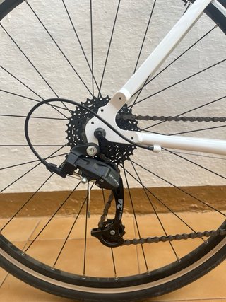 Bicicleta de carretera Triban blanca 8v