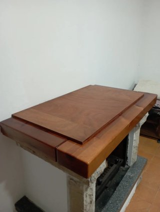 Chimenea de piedra, madera y hiero