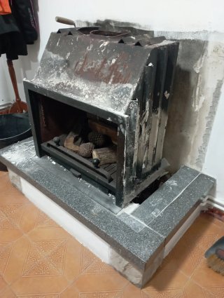 Chimenea de piedra, madera y hiero
