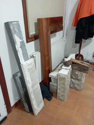 Chimenea de piedra, madera y hiero