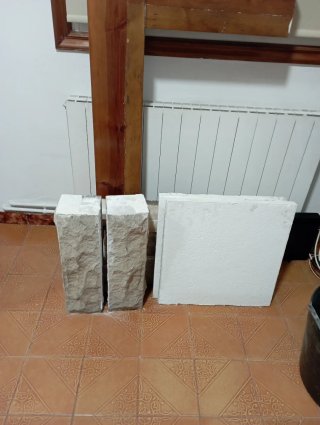 Chimenea de piedra, madera y hiero