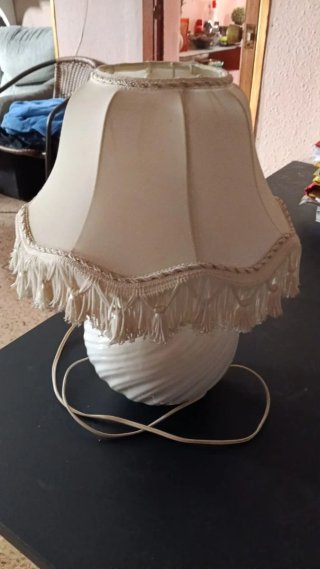 Lámpara de mesa antigua beige y blanca