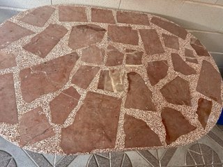 Mesa de patio con mosaico de piedra