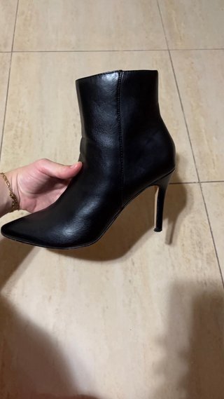 Botines negros tacón aguja punta fina