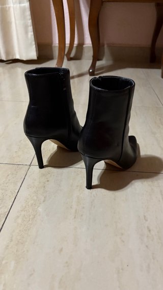 Botines negros tacón aguja punta fina
