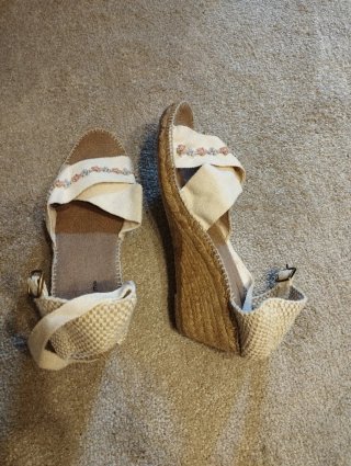 Alpargatas cuña beige y oro