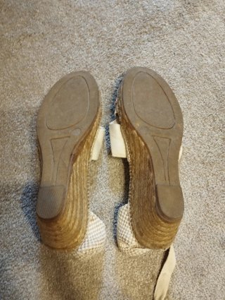 Alpargatas cuña beige y oro