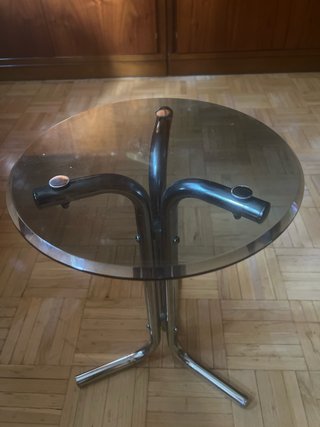 Mesa auxiliar de cristal y metal