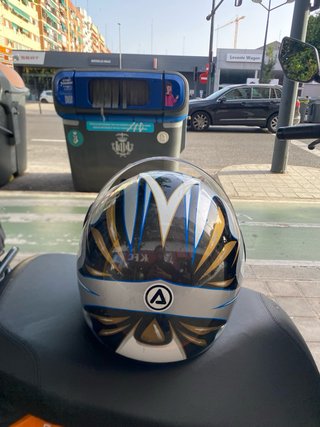 Casco de moto integral plateado
