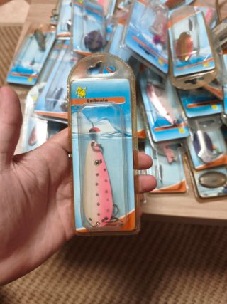 Señuelos de pesca variados