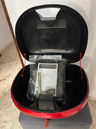 Baúl para moto negro y rojo