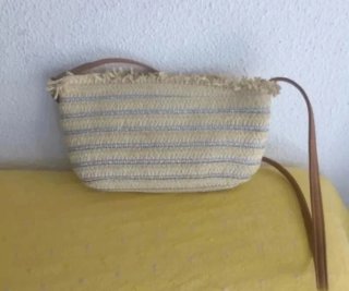Bolso de mimbre pequeño con detalles plateados