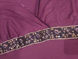 Camiseta cruzada morada con detalles brillantes
