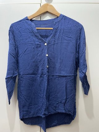 Camisa azul con topos blancos
