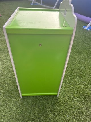 Cuna y armario de juguete verde