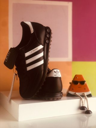 Zapatillas Adidas Negras y Blancas