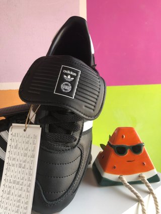 Zapatillas Adidas Negras y Blancas