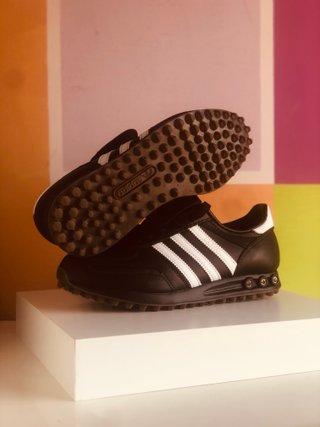 Zapatillas Adidas Negras y Blancas
