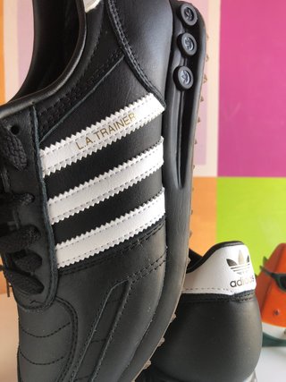 Zapatillas Adidas Negras y Blancas