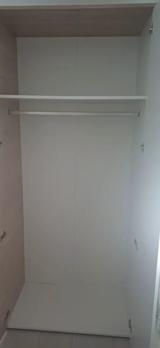 Armario y mesilla de madera y blanco