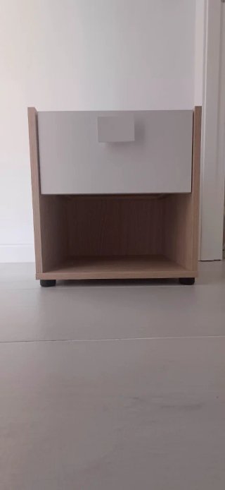 Armario y mesilla de madera y blanco