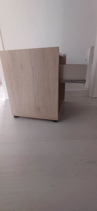 Armario y mesilla de madera y blanco