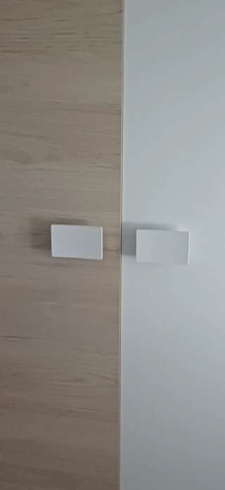 Armario y mesilla de madera y blanco
