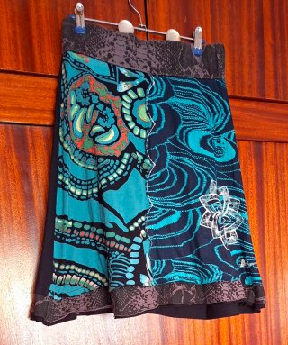 Falda Desigual M Negra y Verde Azulado