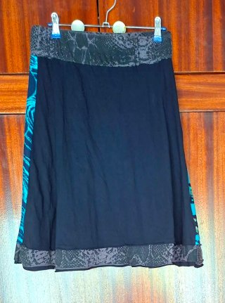 Falda Desigual M Negra y Verde Azulado