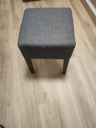 Butaca tapizada gris