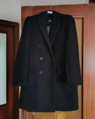 Abrigo negro Stradivarius Talla M