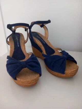 Sandalias cuña ante azul