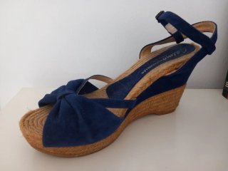 Sandalias cuña ante azul