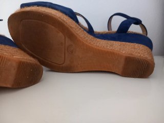 Sandalias cuña ante azul