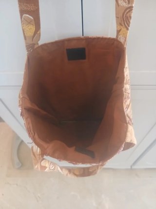 Bolso de tela con flores y lentejuelas