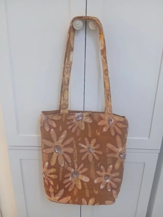 Bolso de tela con flores y lentejuelas