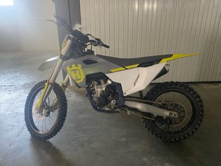 Moto de cross Husqvarna FC 250 de 2025.