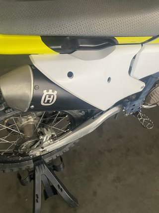 Moto de cross Husqvarna FC 250 de 2025.