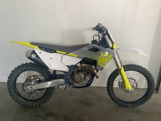 Moto de cross Husqvarna FC 250 de 2025.