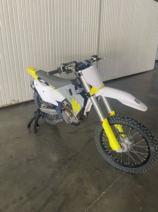 Moto de cross Husqvarna FC 250 de 2025.
