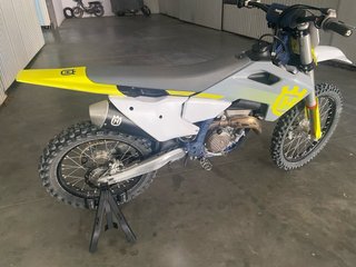 Moto de cross Husqvarna FC 250 de 2025.