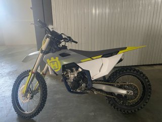 Moto de cross Husqvarna FC 250 de 2025.