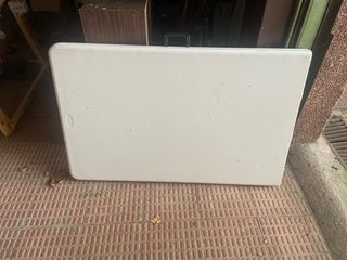 Tavolo pieghevole bianco in plastica