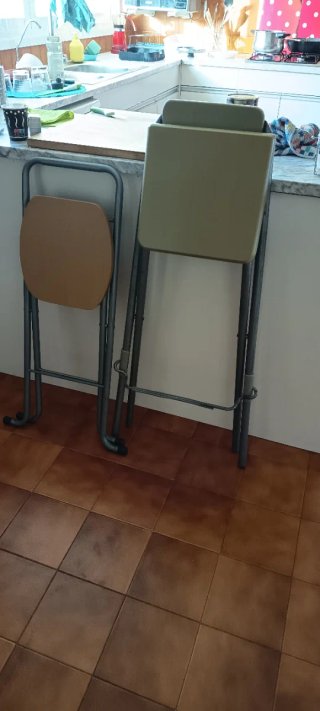 2 sillas de cocina plegables. 15€ LAS DOS