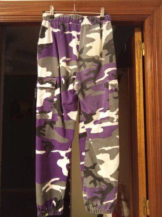 Pantalones cargo camuflaje morado