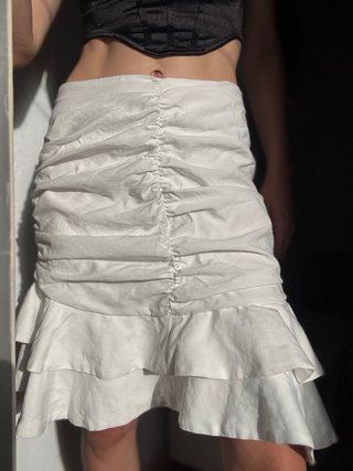 Falda midi blanca by Clara Paris con volantes