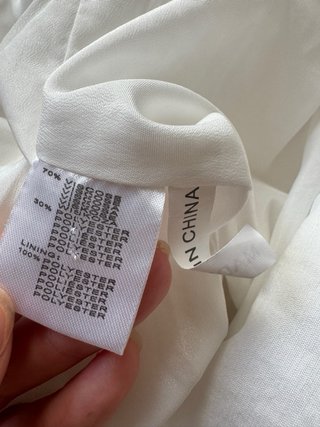 Falda midi blanca by Clara Paris con volantes