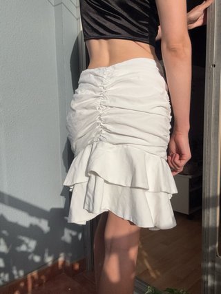 Falda midi blanca by Clara Paris con volantes