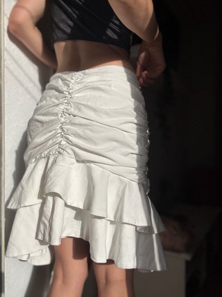 Falda midi blanca by Clara Paris con volantes