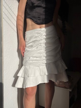 Falda midi blanca by Clara Paris con volantes